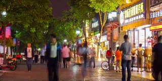 夜景时间照明武汉城市行人拥挤的户部胡同街道全景4k时间流逝中国