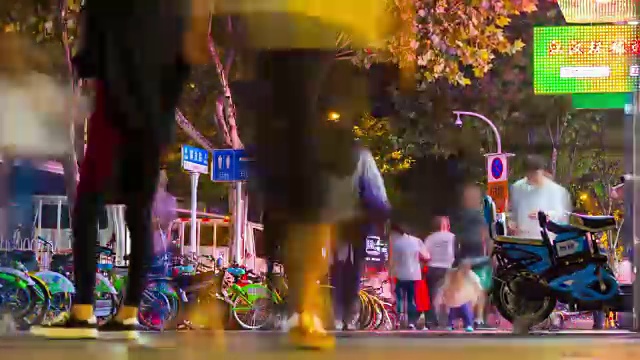 武汉城市夜景时间照亮交通、街道、人行道全景，4k时间流逝中国