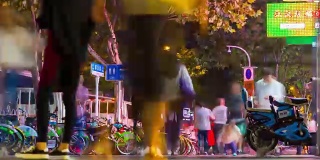 武汉城市夜景时间照亮交通、街道、人行道全景，4k时间流逝中国