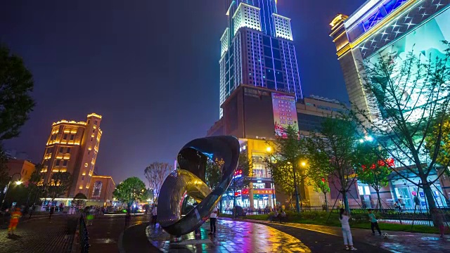 夜光照亮武汉市中心广场现代艺术纪念碑全景4k时间流逝中国