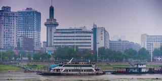 雨天武汉滨江轮渡站湾全景4k时间流逝中国