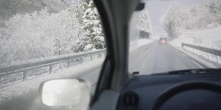 雪中行驶的POV车:冬季的山口