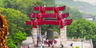 白天时间武汉著名的黄鹤红门钟公园全景4k时间流逝中国