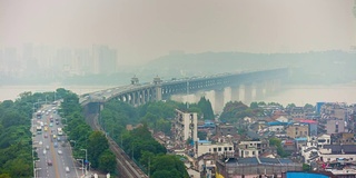 天雾武汉著名的黄鹤屋顶交通大桥河流全景4k时间流逝中国