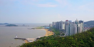 晴天珠海市著名海滩湾灯塔航拍全景4k中国