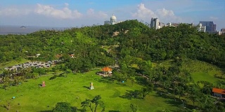 晴朗的一天，珠海市内著名的景山公园，城市景观航拍全景4k中国