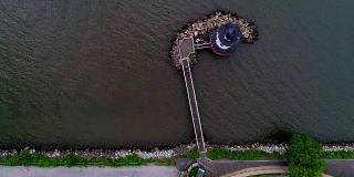 无人机正上方拍摄哈德逊河断头谷灯塔的视频，塔潘Zee桥前