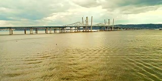 无人机拍摄的哈德逊河上塔潘Zee桥的建造过程