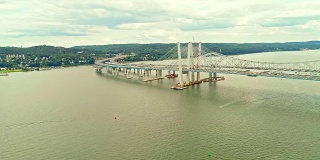 无人机拍摄的哈德逊河上塔潘Zee桥的建造过程