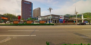 阳光明媚的一天，珠海市内著名的酒店和办公交通道路全景4k时间流逝中国