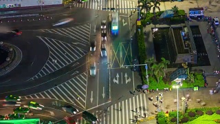 夜晚珠海拱北口岸入口拥挤的交通街道人行横道屋顶全景4k时间推移中国视频素材模板下载