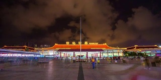 夜光照亮了珠海市拱北口岸入境拥挤的广场全景，4k时间的流逝中国
