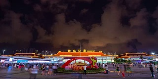 夜光照亮珠海市拱北口岸入境拥挤的广场全景，4k时间的流逝中国