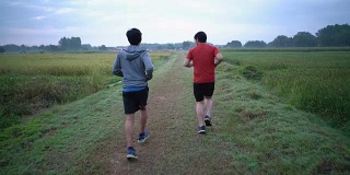 SLO MO TS两个朋友在操场上跑步，为马拉松训练