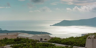 阳光明媚的一天，圣托里尼岛fira镇的屋顶全景，4k时间流逝希腊