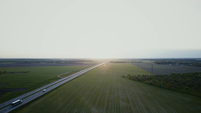风景鸟瞰高速公路至地平线。无人机的4 k全景。广阔的视野，美丽的日出天际线高速公路