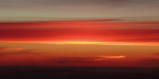 奇妙的日出与温暖的颜色从飞机窗户拍摄