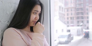 年轻亚洲妇女生病咳嗽，喉咙感染