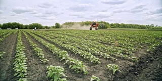 用于农田灌溉植物的农业喷雾器。农业机械