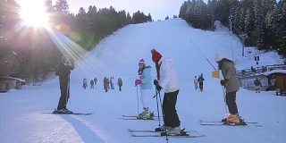 滑雪教练在训练班上