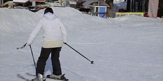 业余冬季运动，成年女子第一次上滑雪坡