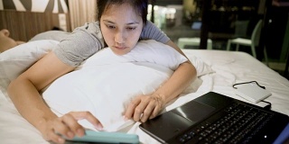 4K亚洲女性在线工作，晚上在床上学习。