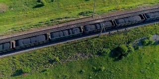 运送煤炭的铁路货运。上面有许多集装箱的货运列车。