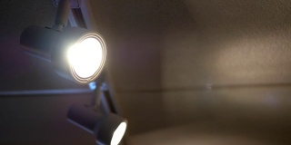 美丽的现代轨道照明打开在一个办公室或工作室