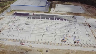 在新建的仓库大楼周围飞行视频素材模板下载
