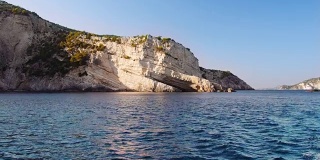 在希腊一个美丽的岛屿上从水面上看。