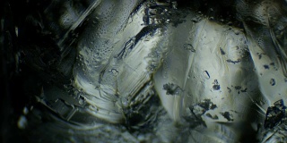 在显微镜下的类似蜂蜜的冰或结晶体