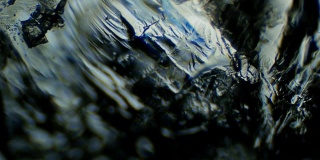 在显微镜下的类似蜂蜜的冰或结晶体