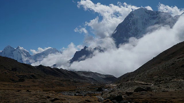 在喜马拉雅山脉的背景下移动的云