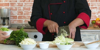 亚洲厨师制作新鲜沙拉