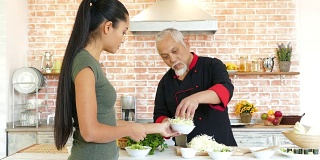 亚洲厨师和助理制作新鲜沙拉