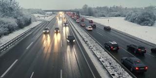 一个冬天的早晨，高速公路上拥挤的交通