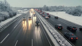 一个冬天的早晨，高速公路上拥挤的交通视频素材模板下载