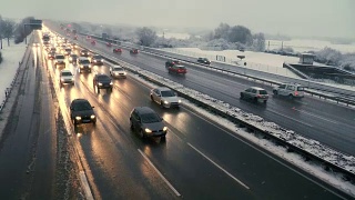 一个冬天的早晨，高速公路上拥挤的交通视频素材模板下载