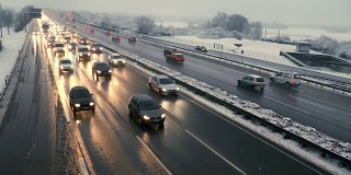 一个冬天的早晨，高速公路上拥挤的交通