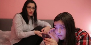 十几岁的女孩在家庭争吵中忽视了她的母亲