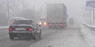 路上有暴风雪，能见度低。城市里天气不好