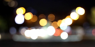 失去焦点的夜晚城市灯光和交通背景