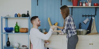 一个年轻人在厨房里向他的女朋友求婚