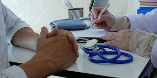 医生和病人，握手