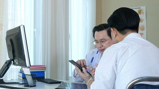 医生和病人，使用数字平板电脑视频素材模板下载
