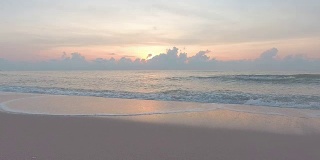 美丽的海，在早晨日出时飞过干净的海面和波浪。