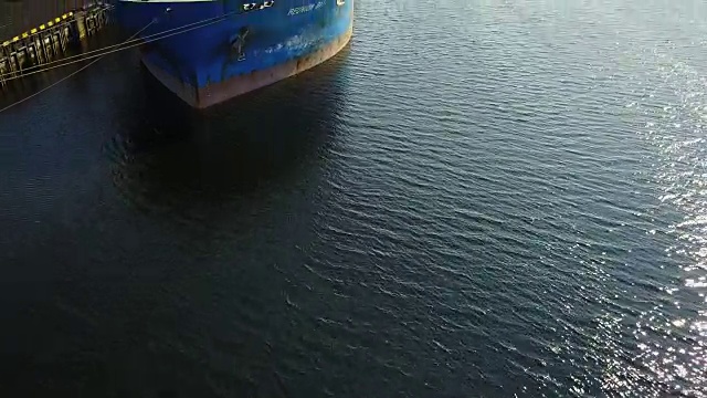 从无人机鸟瞰港口的货船