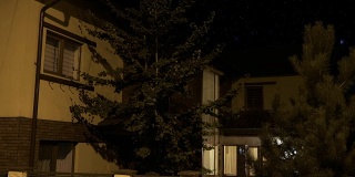 智能住宅的外观在夜晚逐渐照亮居民区的每个房间