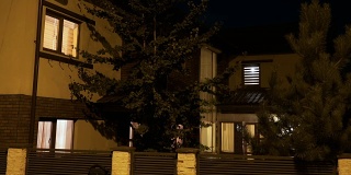 建立外部住宅智能住宅的拍摄，在夜间测试每个房间的灯光自动化