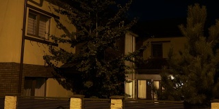 建立拍摄的住宅，院子里的松树连接到电力自动照明每个房间